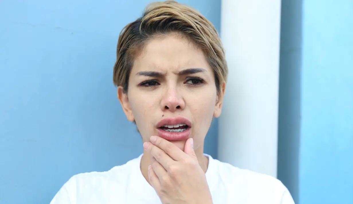 Ibu dua anak itu mengaku bahwa cincin tersebut telah diinginkan sejak lama. Terlebih, mata berlian pada cincin tersebut cukup besar. Nikita memakai cincin berlian itu ingin seperti princess atau putri. (Nurwahyunan/Bintang.com)