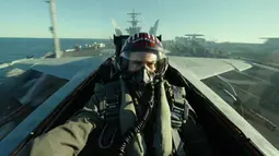 Tom Cruise saat naik pesawat tempur sungguhan dalam film Top Gun: Maverick. (Foto: Paramount Pictures via IMDb)
