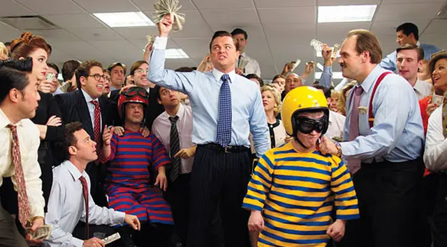 2. The Wolf of Wall Street (2013), Pesta Pialang Saham Gorengan