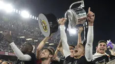 Para pemain Valencia merayakan gelar juara Copa del Rey usai mengalahkan Barcelona di Stadion Benito Villamarin, Sevilla, Sabtu (25/5). Barcelona kalah 1-2 dari Valencia. (AFP/Jose Jordan)