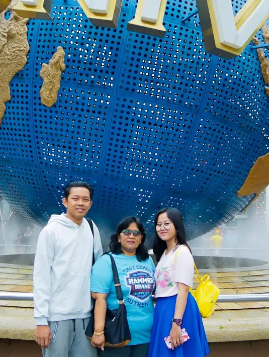 Tak hanya karyanya saja yang mencuri perhatian. Penampilannya pun tak kalah menarik. Saat liburan bersama keluarganya di Singapore, penampilan Bayu terlihat kece dan modis. (Liputan6.com/IG/@moektito)