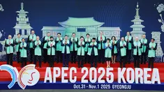 Baris depan dari kiri ke kanan, Perdana Menteri Australia Anthony Albanese, Sultan Brunei Hassanal Bolkiah, Perdana Menteri Kanada Mark Carney, Presiden Chili Gabriel Boric, Presiden Tiongkok Xi Jinping, Presiden Korea Selatan Lee Jae Myung, Presiden Indonesia Prabowo Subianto, Perdana Menteri Jepang Sanae Takaichi, Perdana Menteri Malaysia Anwar Ibrahim, Perdana Menteri Selandia Baru Christopher Luxon, Presiden Filipina Ferdinand Marcos Jr., dan baris belakang dari kiri ke kanan, Kepala Eksekutif Hong Kong John Lee, Wakil Perdana Menteri Papua Nugini John Rosso, Wakil Perdana Menteri Rusia Alexei Overchuk, Perdana Menteri Singapura Lawrence Wong, Perdana Menteri Thailand Anutin Charnvirakul, Presiden Vietnam Luong Cuong, Menteri Keuangan AS Scott Bessent, Menteri Perdagangan Luar Negeri dan Pariwisata Peru Teresa Mera, Menteri Ekonomi Meksiko Marcelo Ebrard, utusan Taiwan untuk Pertemuan Pemimpin Ekonomi APEC 2025 Lin Hsin-i berdiri untuk foto bersama di Pertemuan Pemimpin Ekonomi Asia-Pasifik (APEC) Pertemuan Pemimpin di Gyeongju, Korea Selatan, Sabtu, 1 November 2025. (Yonhap via AP)
