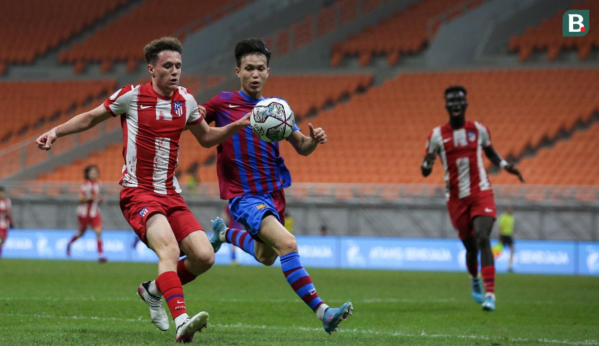 Tempo pertandingan meninggi pada 10 menit jelang laga berakhir. Atletico U-18 tampak ngotot untuk menceploskan gol penyeimbang. Namun, Barcelona U-18 tampil tenang dan begitu mudah meredamnya. (Bola.com/Bagaskara Lazuardi)