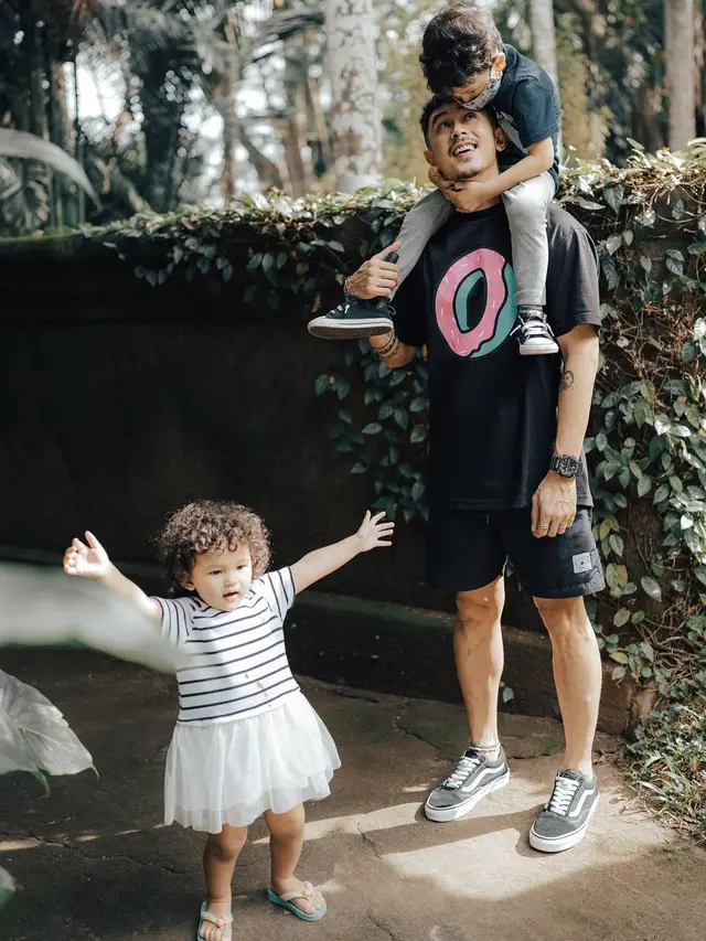 Fandy Christian dan anak-anaknya