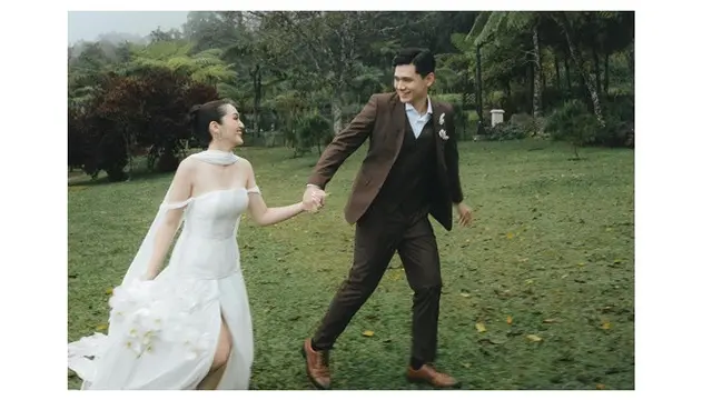 6 Potret Prewedding Ranty Maria dan Rayn Wijaya, Romantis Bernuansa Rustic