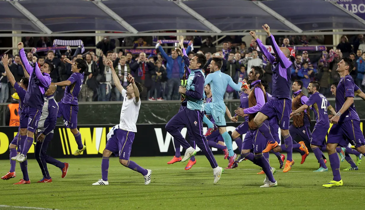 Sejumlah pemain Fiorentina merayakan selebrasi usai timnya menang atas Dynamo Kiev pada leg kedua 8 besar Liga Europa di Stadion Artemio Franchi, Italia, Jumat (24/4/2015). Fiorentina menang 2-0 atas Dynamo Kiev. (Reuters/Max Rossi)