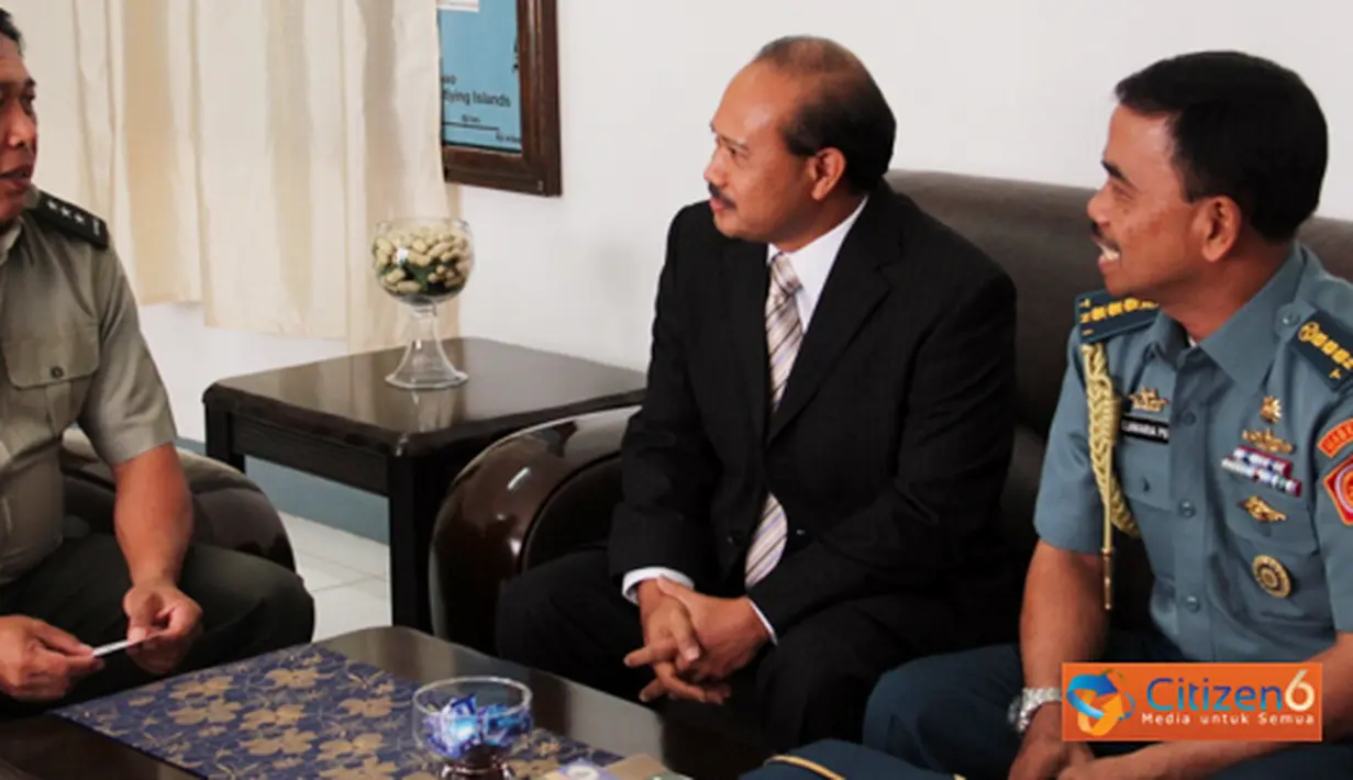 Citizen6, Filipina: Atase Pertahanan (Athan) RI Manila Kolonel Laut Djakaria P. Girsang bersama Konjen RI Davao Eko Hartono, melaksanakan Courtesy Call kepada Komandan (East Mincom yang baru, Senin (30/4). (Pengirim: Badarudin Bakri)