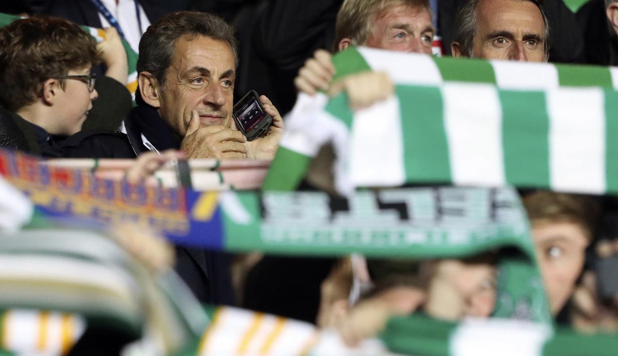 Mantan Presiden Prancis, Nicolas Sarkozy ikut menonton laga grup A Liga Champions antara Celtic melawan PSG di Celtic Park stadium, Glasgow (12/9/2017). PSG menang 5-0. (Andrew Milligan/PA via AP)