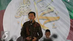 Calon gubernur nomor urut dua, Basuki Tjahaja Purnama (Ahok) memberi sambutan saat acara Maulid Nabi Muhammad SAW 1438 H di kediaman Ketua umum Partai PPP Djan Faridz, di Jakarta, Senin (12/12). (Liputan6.com/Johan Tallo)