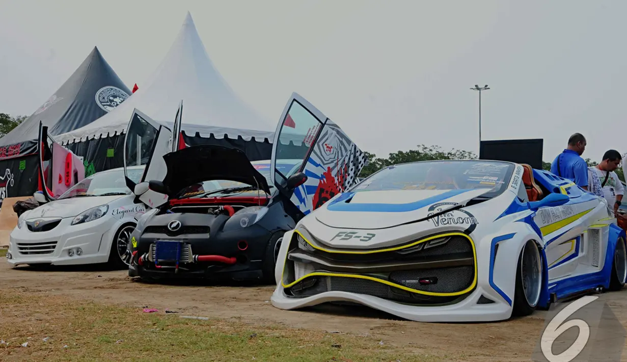 Tiga buah mobil yang telah dimodifikasi ikut mejeng dalam Automodfest 2014, Jakarta, Minggu (9/11/2014) (Liputan6.com/Andrian M Tunay)