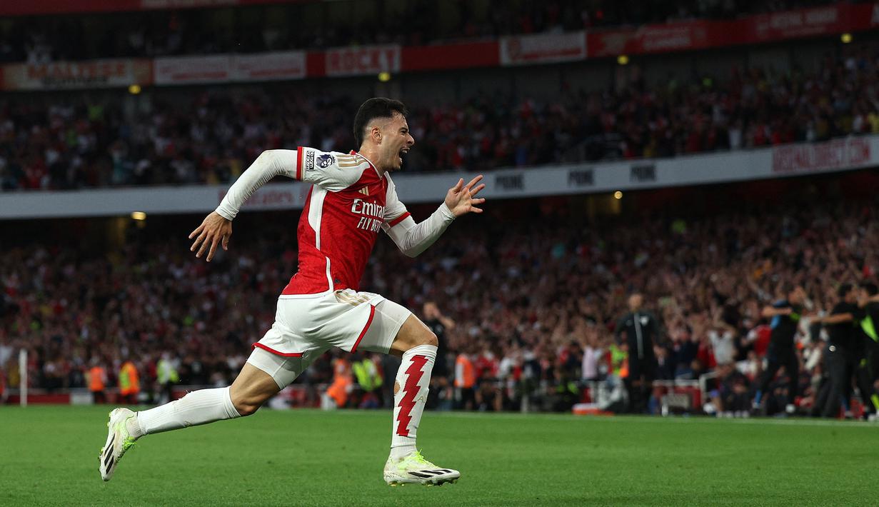 Pemain Arsenal, Gabriel Martinelli berlari merayakan gol kemenangan timnya atas Manchester City pada laga lanjutan Liga Inggris 2023/2024 yang berlangsung di Emirates Stadium, London, Inggris, Minggu (08/10/2023) malam WIB. Pada laga tersebut, Martinelli baru masuk pada menit ke-46 menggantikan Leandro Trossard. (AFP/Adrian Dennis)
