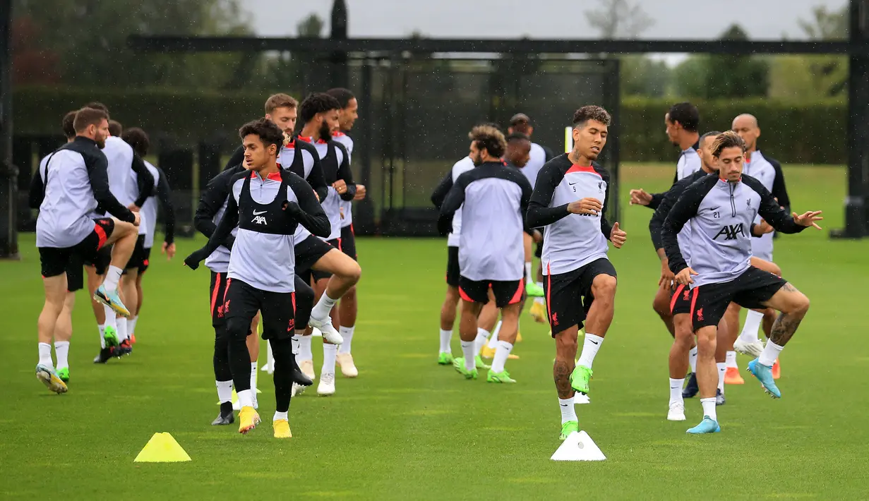 Para pemain tim utama Liverpool ambil bagian dalam sesi latihan di AXA Training Center di Kirkby, utara Liverpool di barat laut Inggris pada 12 September 2022.  Liverpool akan menjamu Ajax Amsterdam pada matchday 2 Grup A Liga Champions 2022/2023 di Anfield, Rabu 14 September 2022 dinihari WIB. (Photo by Lindsey Parnaby / AFP)