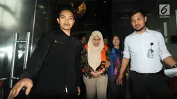 Mirawati Basri, orang kepercayaan I Nyoman Dhamantra memakai rompi tahanan usai menjalani pemeriksaan di Gedung KPK, Jakarta, Jumat (9/8/2019). Mirawati Basri ditahan 20 hari kedepan terkait suap izin impor bawang putih dari Kementerian Pertanian dan SPI dari Kemendag. (merdeka.com/Dwi Narwoko)