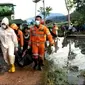 Tim SAR gabungan mengevakuasi korban banjir bandang dan longsor di Sumedang, Jumat (26/3/2021). (Foto: Basarnas)