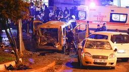 Petugas medis dan polisi tiba di lokasi serangan bom di dekat stadion sepak bola di Istanbul, Turki, Sabtu (10/12). Pemerintah setempat mengatakan, pengeboman dilakukan usai pertandingan yang dihadiri oleh ribuan penonton. (Reuters/Murad Sezer)