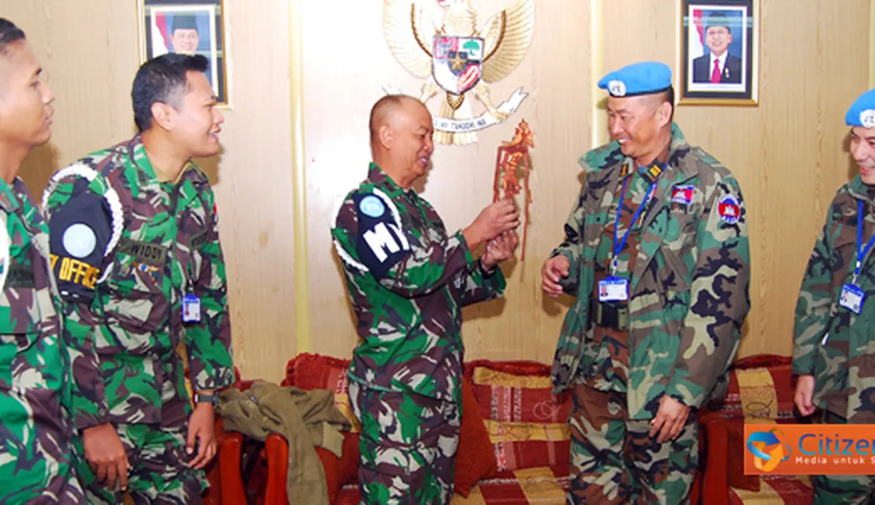 Citizen6, Lebanon: Acara diakhiri dengan pemberian cindera mata dari Dansatgas Konga XXV-D/Unifil Letkol Cpm Ida Bagus kepada Komandan Kontingen Cambodia Kolonel Kunthea Pen, dilanjutkan foto bersama. (Pengirim: Badarudin Bakri)