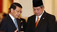 Presiden SBY berbincang dengan Ketua Satgas Evakuasi WNI Mesir, Hassan Wirajuda di Istana Negara, Kamis (17/2). Hassan mengatakan, sedikitnya 1.000 WNI menyatakan ingin kembali ke Mesir.(Antara)
