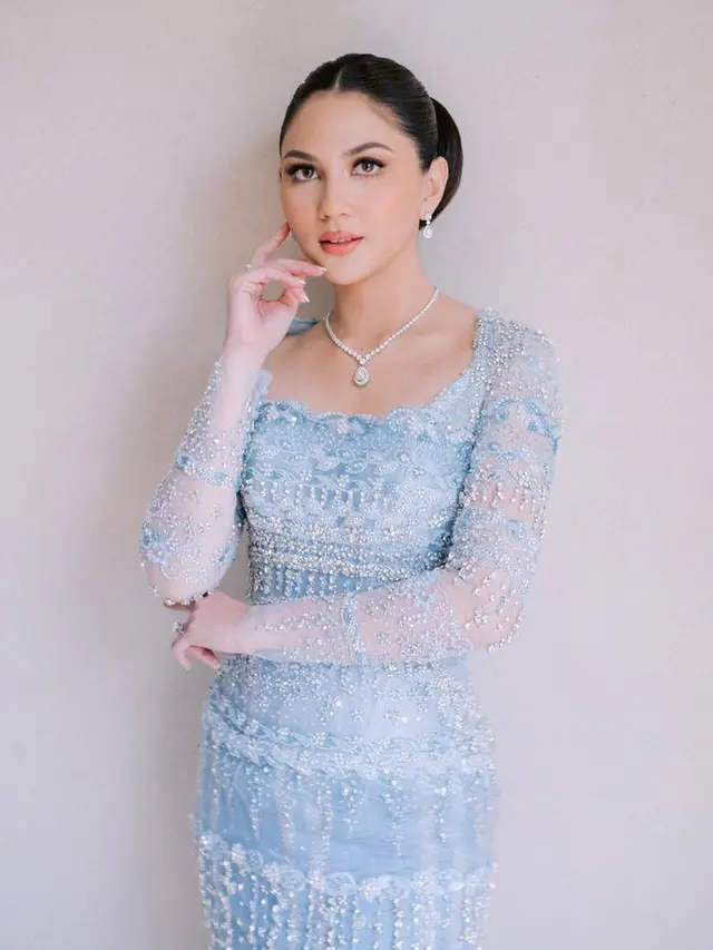 Inspirasi Kebaya Kartini Warna Baby Blue
