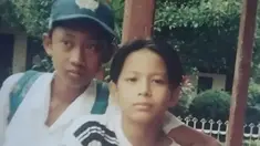 Vokalis band Noah kelahiran Bandung memang sudah dianugerahi paras good looking sedari kecil. Ariel Noah saat masih SMP ini sudah tunjukkan paras pria tampan. Aura karismanya pun sudah terpancar sedari sekolah. (Liputan6.com/IG/happymemories85)