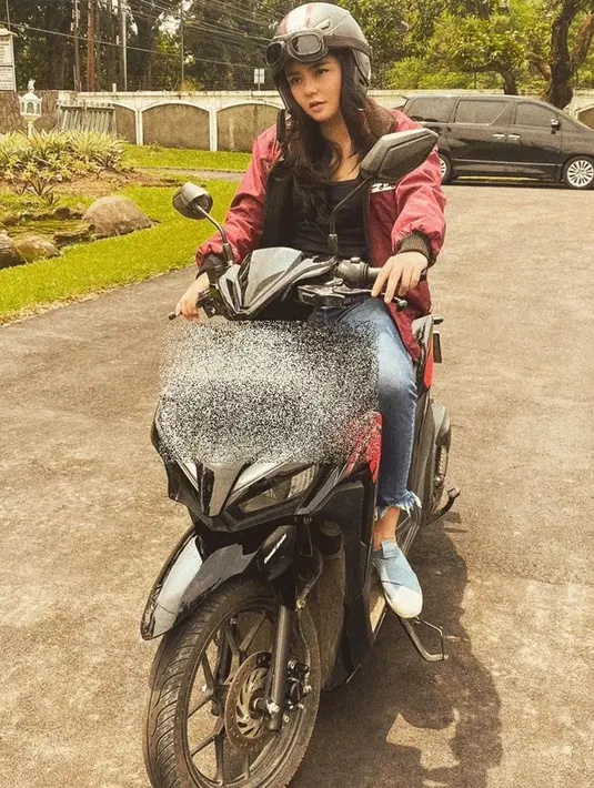 Gita Sinaga memiliki kesan tomboi. Ia tak mempermasalahkan kendaraan yang dinaiki. Seperti saat ia dengan santainya naik sepeda motor. Potret kecenya Gita Sinaga saat naik sepeda motor ini bikin heran. (Liputan6.com/IG/gitasinaga)