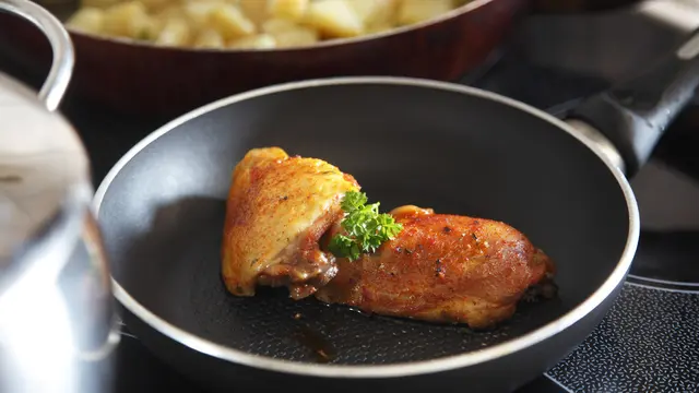 Tips Membuat Ayam Goreng Crispy di Luar dan Juicy di Dalam, Ibu Wajib Coba