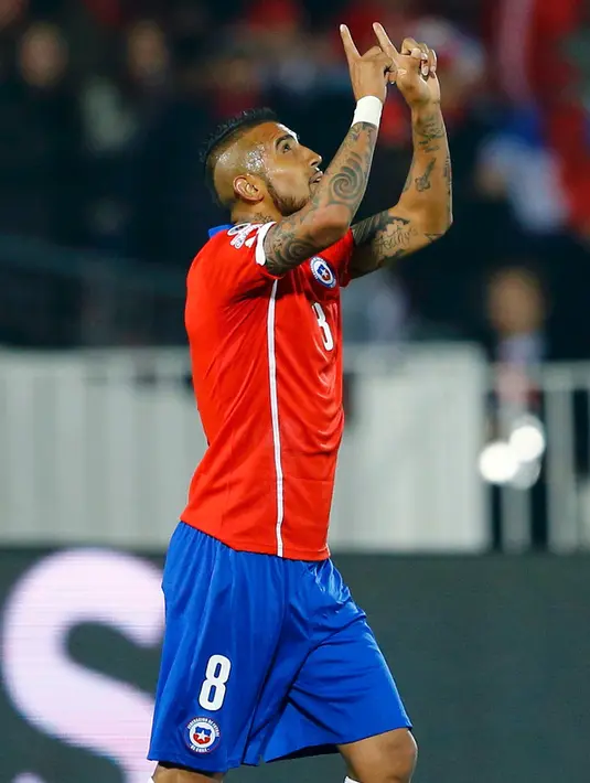 Gelandang Chile, Arturo Vidal melakukan selebrasi usai mencetak gol di pertandingan Copa America 2015 di National Stadium, Santiago, Chile, (16/6/2015). Chile bermain imbang 3-3 dengan Meksiko. (REUTERS/Ivan Alvarado)