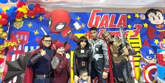 Jumat, 17 Juli 2023, Gala Sky Andriansyah berusia tiga tahun. Untuk merayakannya, diadakanlah pesta ulang tahun dengan tema superhero. Fuji dan keluarga pun tampil kompak kenakan kostum ala tokoh Marvel. [Instagram].