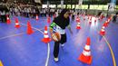 Remaja putri mendribble bola basket pada program Junior NBA Indonesia di Cilandak, Jakarta, Sabtu (24/3). Kegiatan yang telah digelar kelima kalinya ini memacu anak muda Indonesia untuk melakoni gaya hidup sehat dan aktif. (Liputan6.com/Fery Pradolo)