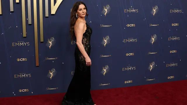 Gaya 8 Bintang di Karpet Merah Emmy Awards 2025, Lisa Debut dengan Gaun Pink