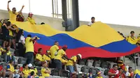 Suporter Kolombia membentangkan bendera raksasa saat laga perempat final Copa America Centenario melawan Peru. Kedua tim bermain imbang hingga laga ditentukan melalui adu penalti. (AFP/Don Emmert)