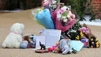 Terlihat beberapa karangan bunga di antara barang-barang yang diletakkan di jalan masuk rumah (AFP PHOTO/CARL)