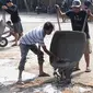 Tokoh pemuda Wawan Pramono dan pemuda di wilayah Colomadu gotong royong memperbaiki jalan Gawanan-Gagaksipat yang rusak, Minggu (27/8).(Liputan6.com/Istimewa)