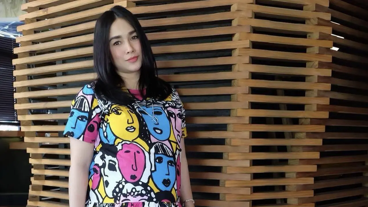 Ussy Sulistyawati tampil awet muda kenakan Short Dress