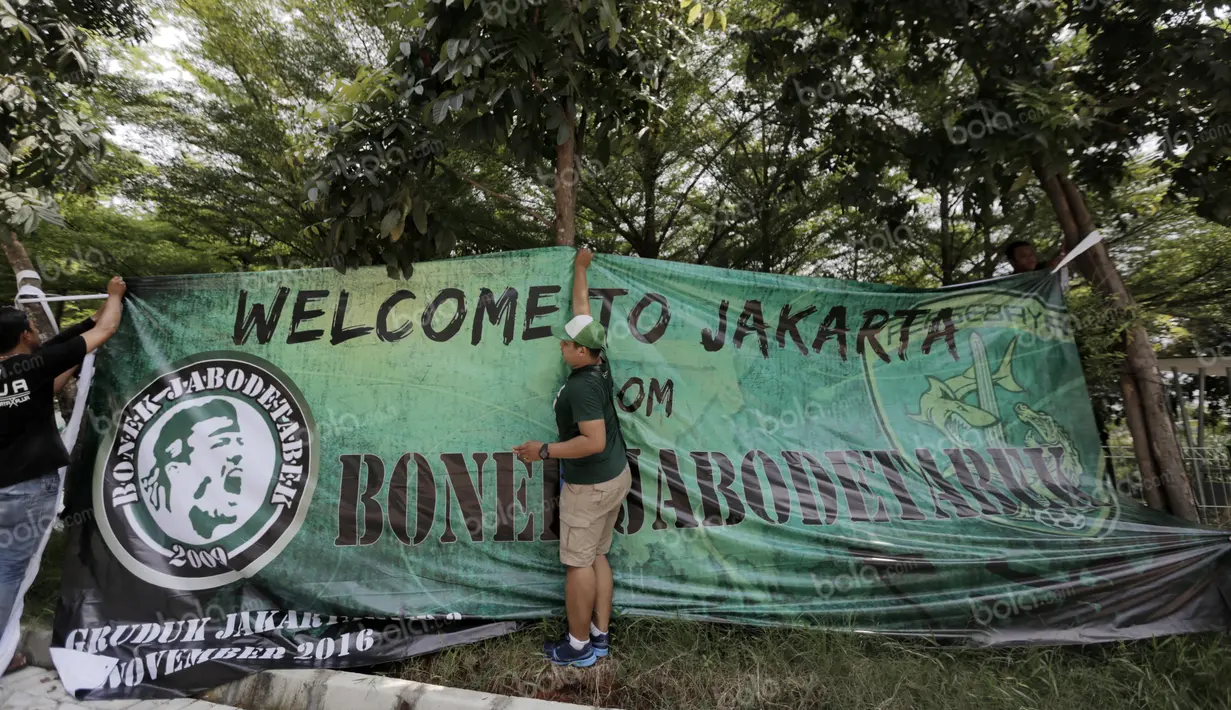 Bonek mania dari Jabodetabek memasang spanduk dekat area hotel pelaksanaan Kongres PSSi di Ancol, Jakarta, (10/11/2016). (Bola.com/Nicklas Hanoatubun)