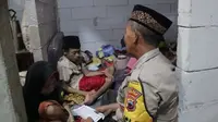 Polisi di Pemalang mengajar mengaji anak-anak lumpuh layu dan berbagi rezeki. (Foto: Liputan6.com/Polres Pemalang)