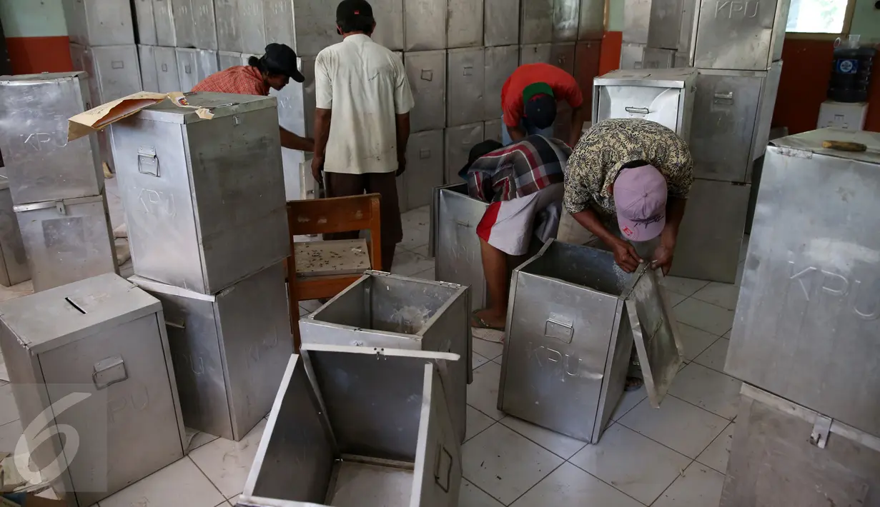 Suasana di Gudang Penyimpanan Kotak Suara Pengadegan, Jakarta Selatan, Senin (2/1). Rencananya kotak tersebut akan didistribusikan untuk 65 kelurahan se Jakarta Selatan (Liputan6.com/Johan Tallo)