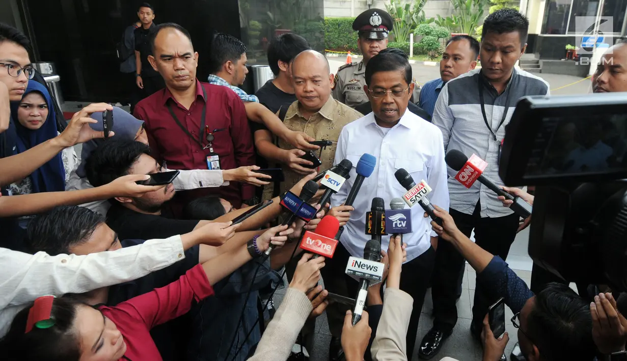 Menteri Sosial, Idrus Marham menjawab pertanyaan awak media setibanya di gedung KPK, Jakarta, Kamis (26/7). Idrus kembali diperiksa sebagai saksi untuk kasus dugaan suap Pembangkit Listrik Tenaga Uap (PLTU) Riau-I. (Merdeka.com/Dwi Narwoko)