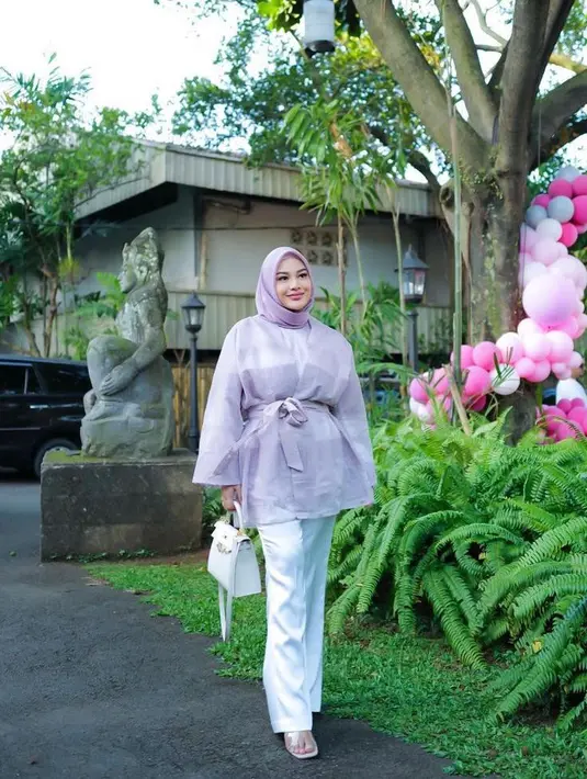 Aurel Hermansyah tampil simpel tapi elegan berbalut outer organza dan inner berwarna putih polos. @aureliehermansyah.