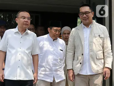 Ketua Harian DPP Partai Gerindra, Sufmi Dasco Ahmad (kedua kiri) didampingi Ketua Tim Pemenangan Riza Patria (kiri) dan bakal calon gubernur-wakil gubernur Jakarta, Ridwan Kamil-Suswono sesaat sebelum menggelar rapat di Hutan Kota Plataran, Senayan, Jakarta, Senin (16/9/2024). (Liputan6.com/Herman Zakharia)