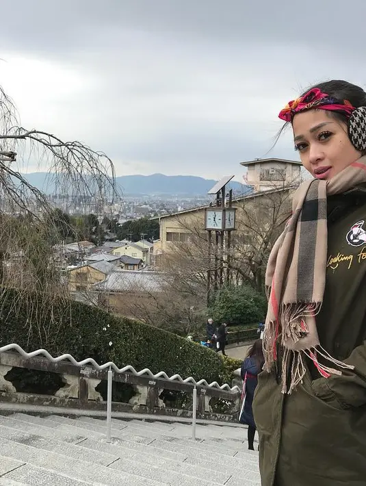 "Kalau itu nanti saja pas pembuktian. Akan saya sampaikan di pengadilan. Kalau saya sampaikan sekarang nanti disangkanya fitnah," ungkap Rohman Hidayat. (Instagram/graciaz14)