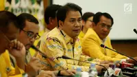 Ketua Pelaksana HUT ke-53 Partai Golkar Azis Syamsudin memberikan keterangan pers di Kantor DPP Golkar, Jakarta, Rabu (18/10). Rangkaian acara dalam rangka HUT ke-53 akan dihadiri Ketua Umum DPP Partai Golkar, Setya Novanto. (Liputan6.com/Johan Tallo)