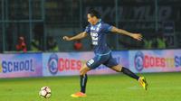 Marquee player Arema, Juan Pablo Pino, menjalani debut pada duel Liga 1 2017 kontra Bhayangkara FC pada Minggu (23/4/2017). (Bola.com/Iwan Setiawan) 