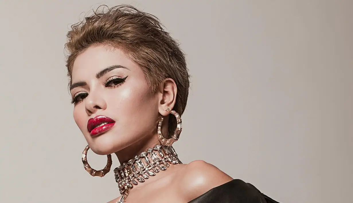 Nikita Mirzani juga pernah menjajal tampil dengan makeup tebal yang gelap. Tampil boyish, wanita kelahiran 1986 ini tampil memesona dengan lipstik merah. (Liputan6.com/IG/@nikitamirzanimawardi_17)