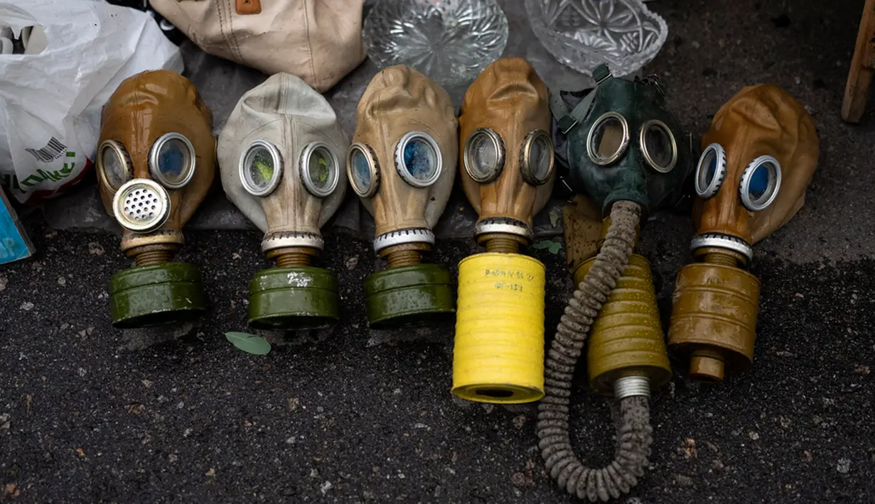 Masker gas era Uni Soviet dijual di pasar loak di Kiev. (AP Photo/Jae C. Hong)