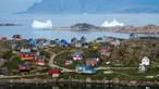 Pemandangan Desa Kulusuk di Kota Sermersooq, Greenland, Denmark, 19 Agustus 2019. Desa Kulusuk adalah wilayah terpencil di Greenland. (Jonathan NACKSTRAND/AFP)
