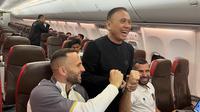 Ketua Umum PSSI, Mochamad Iriawan alias Iwan Bule (tengah) berada dalam satu pesawat dengan rombongan Timnas Indonesia saat terbang ke Malaysia jelang Piala AFF 2022 menghadapi Brunei Darussalam. (Bola.com/Zulfirdaus Harahap)