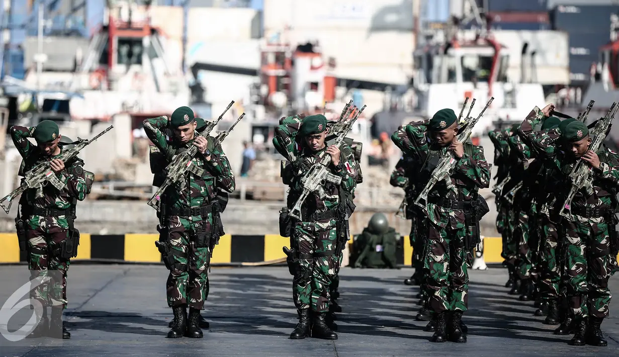 Satgas Pamtas RI-Papua Nugini Yonif Para Raider 330 Kostrad bersiap usai pelepasan di Kolinamil TNI AL, Jakarta, Senin (9/5). Sebanyak 450 tentara akan menjalankan misi pengamanan daerah perbatasan Indonesia-Papua Nugini. (Liputan6.com/Faizal Fanani)
