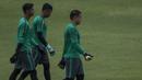 Para kiper Timnas Indonesia saat mengikuti latihan di Lapangan ABC Senayan, Jakarta, Jumat (12/1/2018). Latihan ini merupakan persiapan jelang laga melawan Islandia. (Bola.com/Vitalis Yogi Trisna)