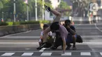 Warga memanfaatkan jalan di sekitar Kawasan Bundaran Hotel Indonesia untuk berfoto-foto, Jakarta, Rabu (10/4/2024). (merdeka.com/Imam Buhori)