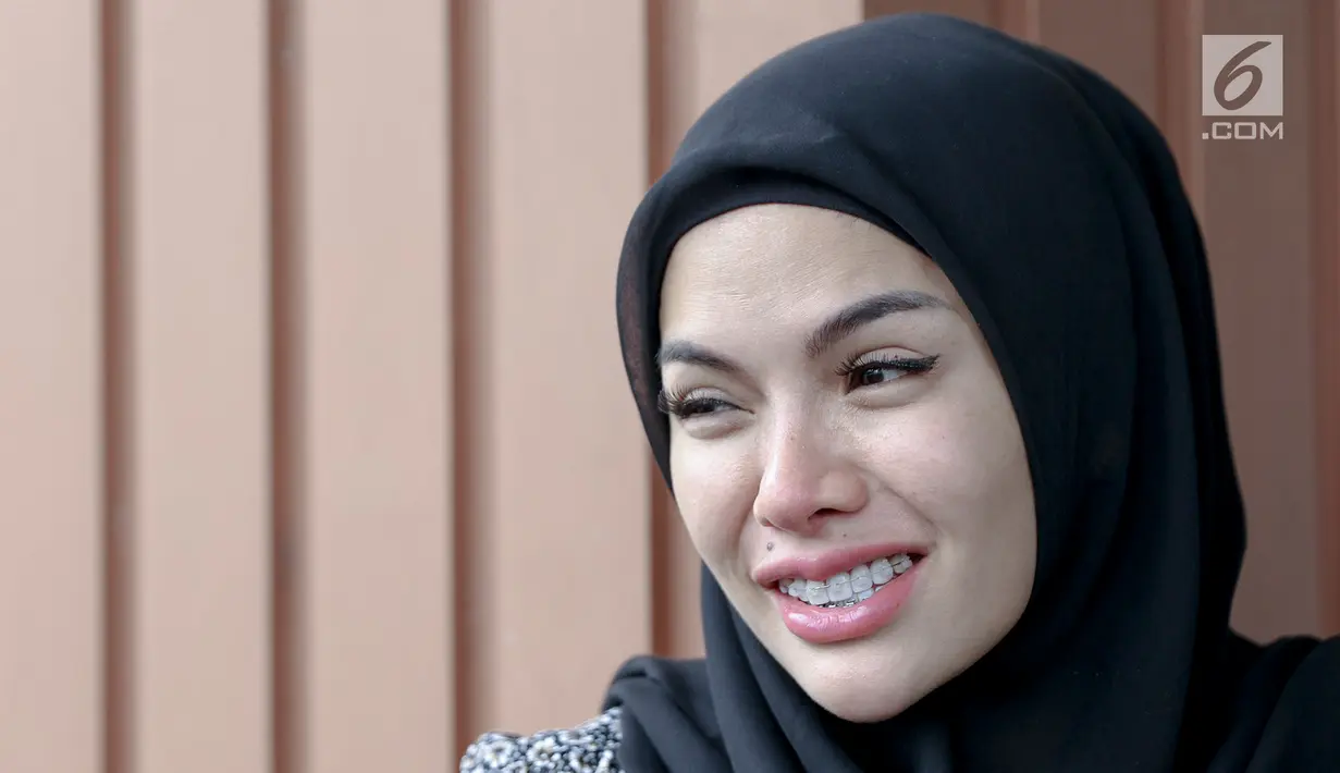 Aktris Nikita Mirzani usai menjalani sidang isbat dan perceraian pernikahan sirinya dengan pengusaha Dipo Latief di Pengadilan Agama Jakarta Selatan, Rabu (29/8). Nikita mengaku sudah tak mau berurusan dengan Dipo Latief. (Liputan6.com/Immanuel Antonius)